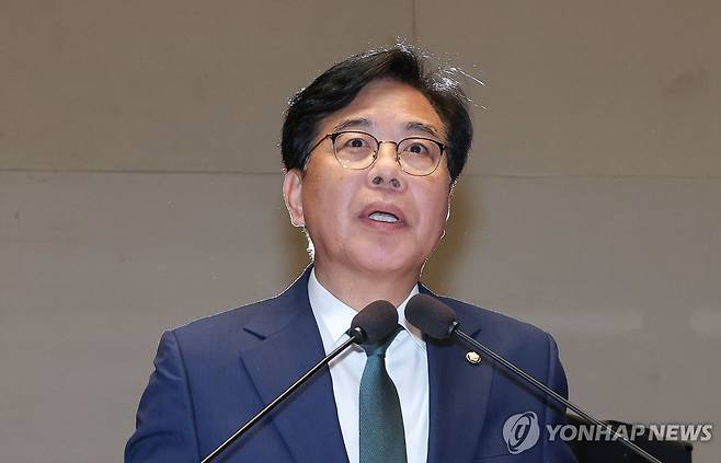 의원총회서 발언하는 송언석 비상대책위원장 (서울=연합뉴스) 김주형 기자 = 국민의힘 송언석 비상대책위원장 겸 원내대표가 9일 서울 여의도 국회에서 열린 의원총회에서 발언하고 있다. 2025.7.9 kjhpress@yna.co.kr