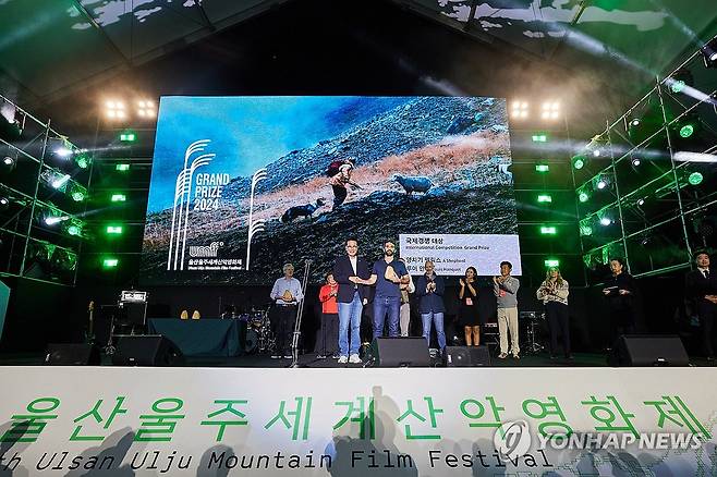 울산울주세계산악영화제 국제경쟁 대상에 '양치기 펠릭스' (울산=연합뉴스) 1일 오후 울산시 울주군 영남알프스 복합웰컴센터에서 열린 '제9회 울산울주세계산악영화제' 폐막식에서 국제경쟁 부문 대상에 선정된 '양치기 펠릭스'의 루이 안케 감독이 이순걸 이사장으로부터 상패를 전달받고 기념 촬영하고 있다. 2024.10.1 [울산울주세계산악영화제 제공. 재판매 및 DB 금지] yongtae@yna.co.kr