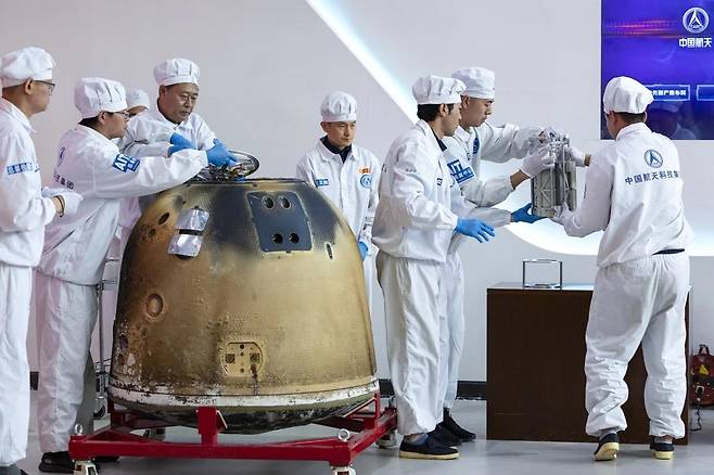 창어 6호가 채취한 달 뒷면 토양 샘플 [홍콩 SCMP 캡처. 재판매 및 DB 금지]