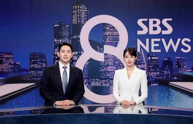 SBS 평일 '8뉴스'를 진행하는 사공성근 기자(좌)와 주시은 아나운서(우) [SBS 제공. 재판매 및 DB 금지]