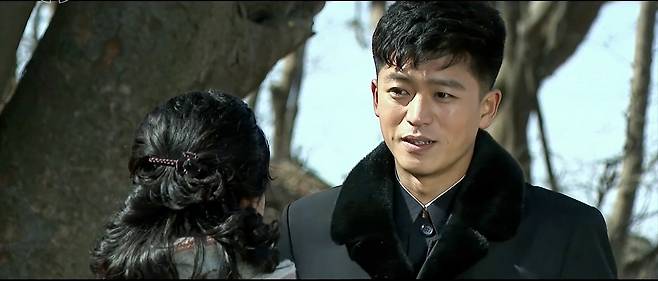 북한 드라마 '백학벌의 새봄' 중 한 장면 (서울=연합뉴스) 조선중앙TV 드라마 '백학벌의 새봄' 속 연인인 경미와 영덕이 대화하고 있다. 2025.7.10 [조선중앙TV 캡처]