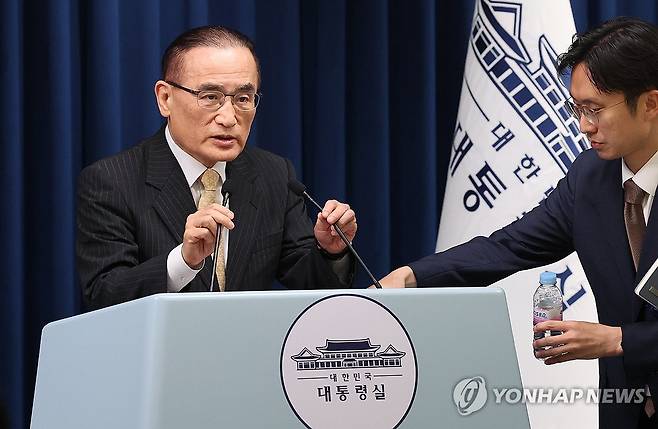 미국에서 돌아온 위성락 안보실장 (서울=연합뉴스) 한상균 기자 = 미국에서 귀국한 위성락 국가안보실장이 9일 용산 대통령실 기자회견장에서 방미 결과 브리핑을 준비하고 있다. 2025.7.9 xyz@yna.co.kr