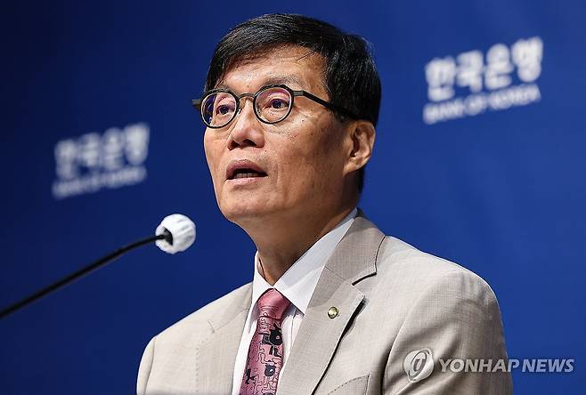 발언하는 이창용 총재 (서울=연합뉴스) 이창용 한국은행 총재가 10일 서울 중구 한국은행에서 열린 금융통화위원회 금리 결정에 대한 기자간담회에서 발언하고 있다. 2025.7.10 [사진공동취재단] photo@yna.co.kr