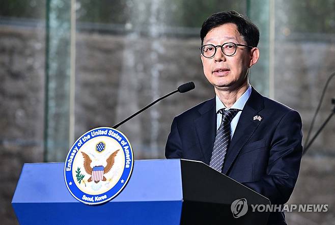 축사하는 외교부 차관 (서울=연합뉴스) 박윤주 외교부 1차관이 2일 서울 용산구 그랜드 하얏트 호텔에서 열린 미국 독립기념일 행사에서 축사하고 있다. 2025.7.2 [사진공동취재단] photo@yna.co.kr