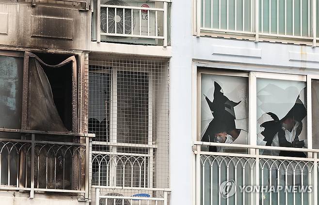 자매 참변 아파트 화재 현장 (부산=연합뉴스) 강선배 기자 = 어린이 2명이 숨진 부산 기장군의 한 아파트 6층 화재 현장
2025.7.3 sbkang@yna.co.kr