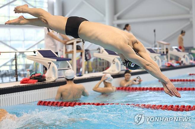 스타트 훈련하는 황선우 (진천=연합뉴스) 김성민 기자 = 경영 국가대표 황선우가 8일 충북 진천 국가대표선수촌에서 훈련하고 있다. 2025.7.8 ksm7976@yna.co.kr