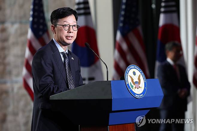 축사하는 외교부 차관 (서울=연합뉴스) 박윤주 외교부 1차관이 2일 서울 용산구 그랜드 하얏트 호텔에서 열린 미국 독립기념일 행사에서 축사하고 있다. 2025.7.2 [사진공동취재단] photo@yna.co.kr