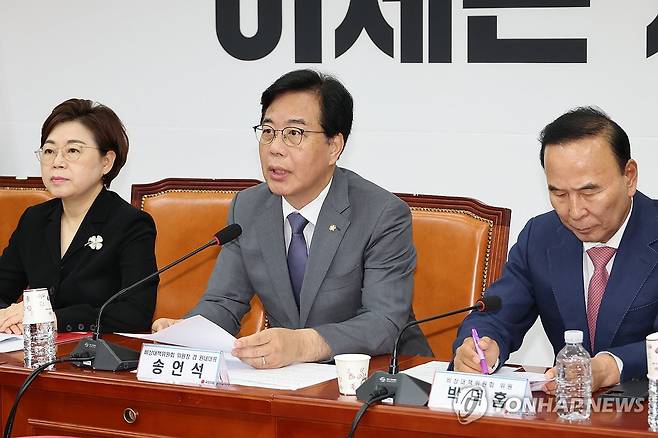 발언하는 국민의힘 송언석 비대위원장 (서울=연합뉴스) 김주성 기자 = 국민의힘 송언석 비대위원장 겸 원내대표가 10일 서울 여의도 국회에서 열린 비상대책위원회의에서 발언하고 있다. 2025.7.10 utzza@yna.co.kr
