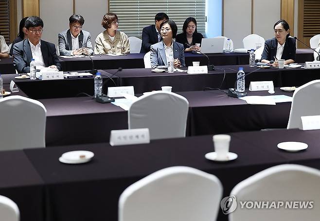 시민단체 참석자 퇴장한 의료급여 제도개선 간담회 (서울=연합뉴스) 김성민 기자 = 10일 서울 용산구 전쟁기념관 피스앤파크 컨벤션에서 열린 '의료급여 제도개선 시민단체' 간담회에서 시민단체 측 참석자들이 항의를 위해 퇴장한 가운데 이스란 보건복지부 1차관을 비롯한 참석자들이 앉아 있다. 2025.7.10 ksm7976@yna.co.kr