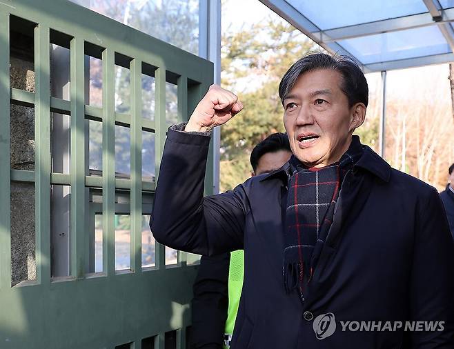 주먹 쥐어보이는 조국 (의왕=연합뉴스) 박동주 기자 = 자녀 입시 비리와 청와대 감찰 무마 등 혐의로 기소돼 징역 2년 형이 확정된 조국혁신당 조국 전 대표가 16일 오전 경기도 의왕 서울구치소 앞에서 수감되기 전 지지자들을 향해 주먹을 쥐어보이고 있다. 2024.12.16 pdj6635@yna.co.kr