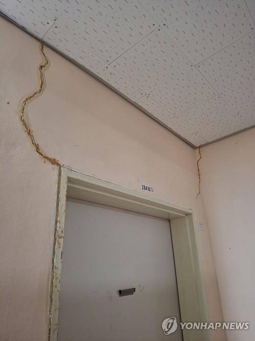 갈라진 대전가원학교 건물 벽면 [독자 제공. 재판매 및 DB 금지]