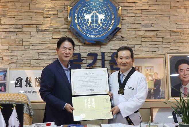 태권도 명예 9단증 받은 정세균 전 국무총리 정세균 전 국무총리(오른쪽)가 10일 서울 강남구 국기원 원장실에서 이동섭 국기원장에게 태권도 명예 9단증을 받은 뒤 포즈를 취하고 있다. [국기원 제공. 재배포 및 DB 금지]