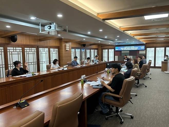 의정부시는 시청 제2별관 직곡홀(소회의실)에서 '2025년 제3회 의정부시 청년정책위원회'를 열고, 청년자율형 주민참여예산 사업에 대해 심의했다. 사진=의정부시청