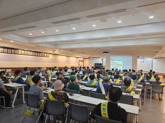 이천시는 공공근로사업 및 지역공동체일자리사업 참여자를 대상으로 '2025년 하반기 공공일자리 안전보건교육'을 실시했다. 사진=이천시청