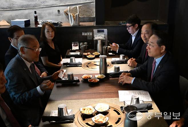 유정복 인천시장이 10일(현지시간) 미국 애틀란타에서 열린 동포경제인 간담회에서 오는 10월 개최되는 세계한인경제인대회 및 2026 세계 한인비즈니스대회 초청 및 협조요청을 하고 있다. 사진=인천시