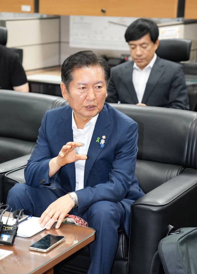 더불어민주당 당대표 선거에 출마한 정청래 후보가 11일 전북도의회 기자실에서 질문에 답하고 있다./백세종 기자