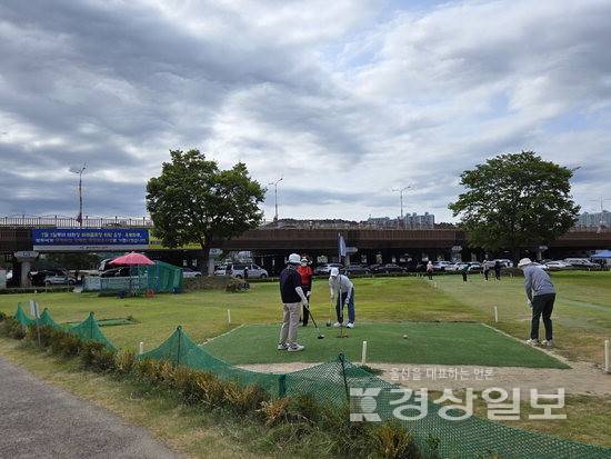 ▲ 10일 찾은 태화강 파크골프장. 1일부터 남구도시관리공단에 위탁 운영하고 유료화한다는 내용의 현수막이 걸려있었지만 회원들은 여전히 파크골프를 치고 있다.