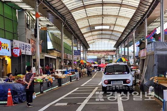 ▲ 울산 중구 구역전시장의 점포 상인과 노점 상인 간 고객 정차를 둘러싼 갈등이 빚어지고 있는 가운데 10일 구역전시장 내부에 차가 정차해있다.