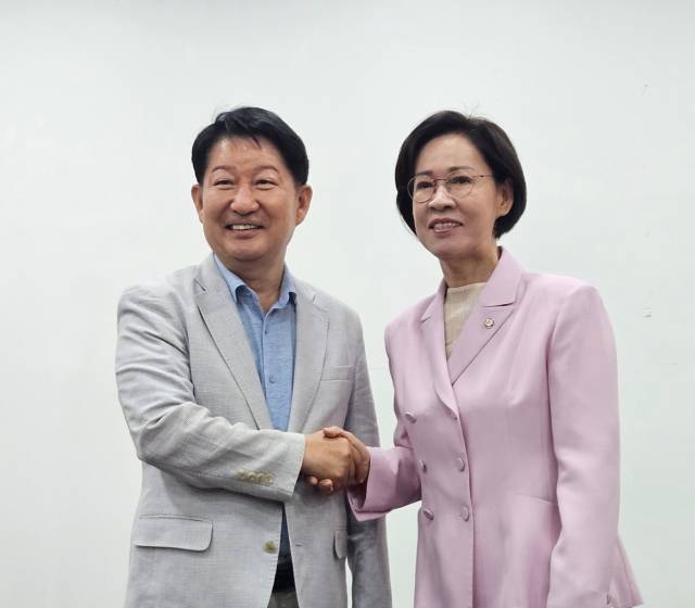 11일 국민의힘 대구시당 3층에서 열린 기자회견에서 국민의힘 대구시당위원장 후보 사퇴를 선언한 권영진 국회의원(대구 달서구병)과 이인선 의원(대구 수성구을)이 악수를 나누고 있다. 윤정훈 기자