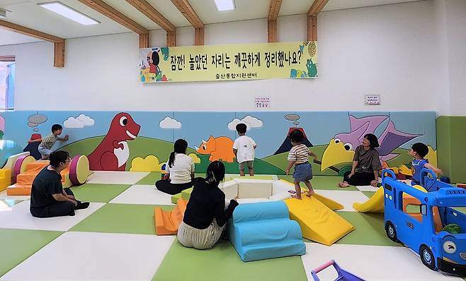 환경개선을 한 아기 놀이방에서 아이들이 즐거워하는 모습. /의성군 제공