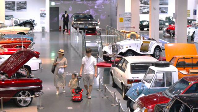 한 가족이 경북 경주시 세계자동차박물관을 둘러보고 있다. 남태우 기자