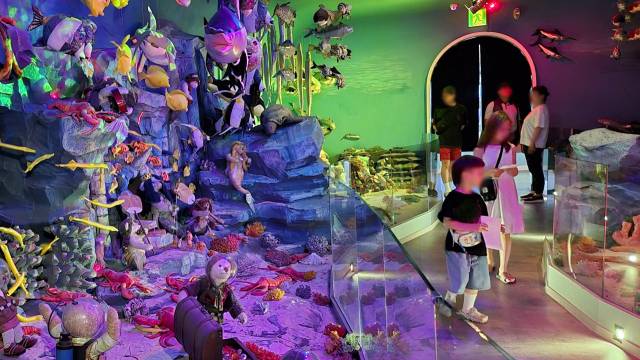 한 가족이 경북 경주시 바니베어뮤지엄 ‘신비한 해저 여행’을 살펴보고 있다. 남태우 기자