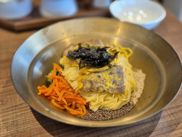 골동면을 밀해담 스타일로 재해석한 골동밀면.