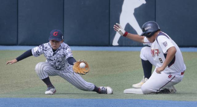 연제구리틀 김광형이 11일 부산 기장군 현대차드림볼파크 리틀야구장에서 열린 제1회 송월타올배 최동원기념 부울경 리틀야구대회 결승전에서 1회말 2루 도루에 성공하고 있다. 정대현 기자 jhyun@