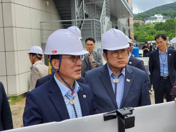11일 2025 APEC 정상회의 준비상황 점검을 위해 경주를 찾은 김민석 국무총리(왼쪽)가 주낙영 경주시장과 함께 미디어센터 조성 현장을 둘러보고 있다.