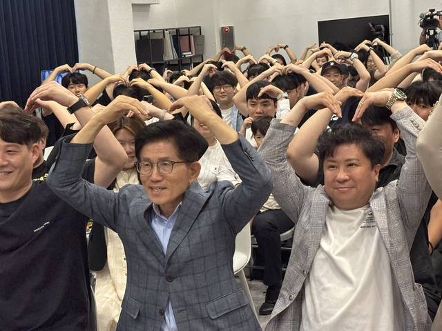 김문수 전 대선 후보가 11일 대구시의회 앞 시교사에서 '이열치열 김문수' 청년간담회을 열기 전 청년들과 하트를 그리고 있다. 이혜림 기자