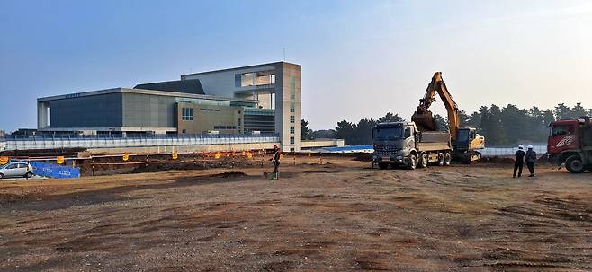 제주아트센터 바로 옆에서 제주 콘서트홀 조성 공사가 진행 중이다 ⓒ제주의소리 자료사진