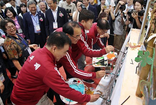 선흘 할망 그림 전시장에서 오영훈, 문대림 등 주요 내빈들이 그림을 직접 그리고 있다 ⓒ제주의소리