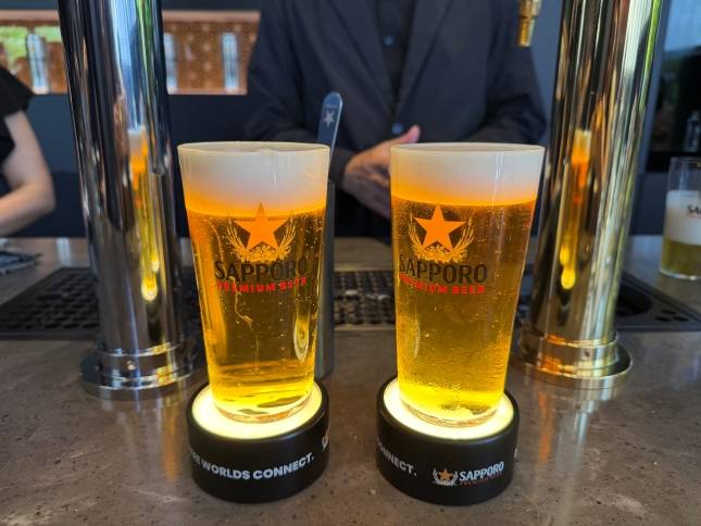 '퍼펙트 푸어(왼쪽)'와 '클래식 푸어(오른쪽)' 방식으로 따른 삿포로 생맥주./사진=윤서영 기자 sy@