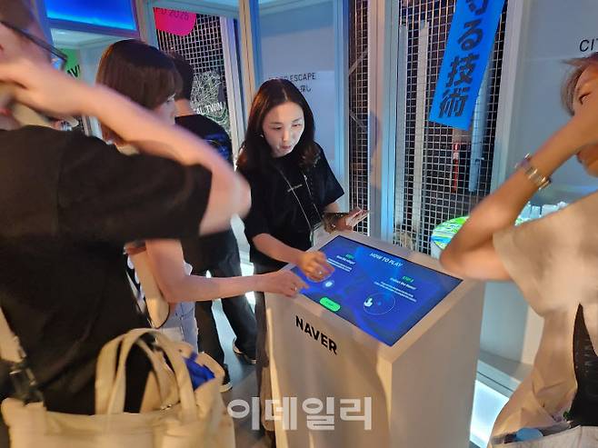 디지털 트윈 기술 체험존에서 시뮬레이션 게임을 진행하는 관람객(사진=최연두 기자)