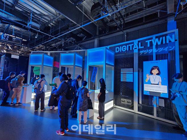 디지털 트윈 기술 체험부스 전경. 부스 오른쪽 모니터에서는 케어콜 주인공 ‘유메’가 부스를 설명하고 있다.(사진=최연두 기자)