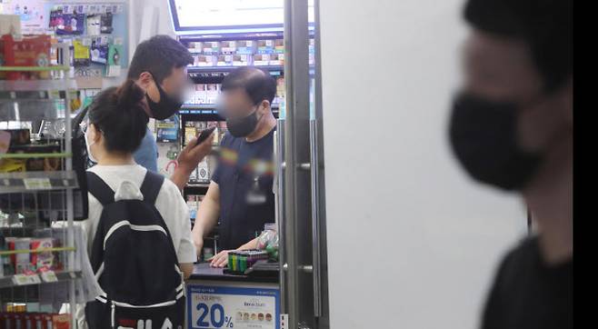 서울의 한 편의점에서 직원이 계산을 하고 있다. (사진=뉴스1)