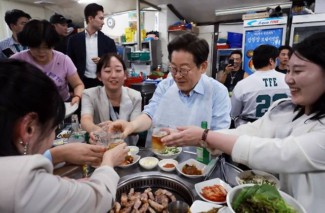 이재명 대통령이 11일 저녁 서울 광화문 인근 한식당에서 시민들과 건배하고 있다.(사진=연합뉴스)