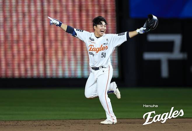 10일 대전 한화생명 볼파크에서 열린 KIA 타이거즈와 경기에서 9회말 끝내기 안타를 때려낸 뒤 환호하는 한화 이글스 문현빈
