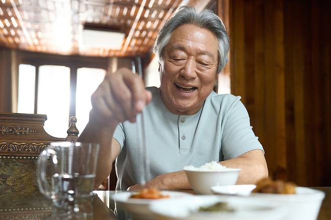 당뇨 환자에게는 정해진 시간에 먹는 규칙적인 식사가 중요하다. [사진= 게티이미지뱅크]