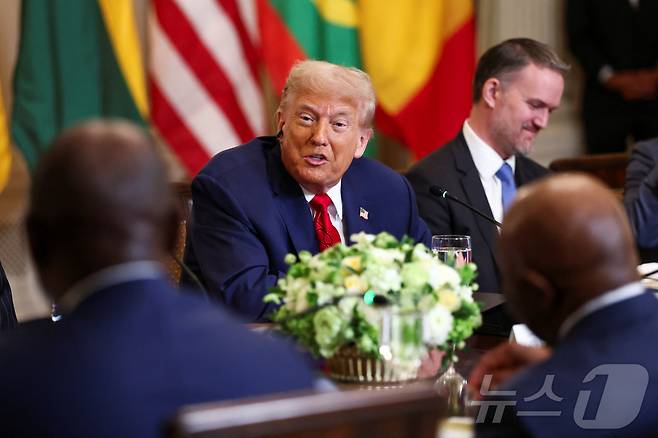 도널드 트럼프 미국 대통령이 지난  9일(현지시간) 미국 워싱턴DC 백악관 국빈 식당에서 가봉, 기니비사우, 라이베리아, 모리타니, 세네갈 등 아프리카 5개국 정상들과의 오찬 간담회에서 발언하고 있다. 2025.07.09 ⓒ 로이터=뉴스1 ⓒ News1 류정민 특파원