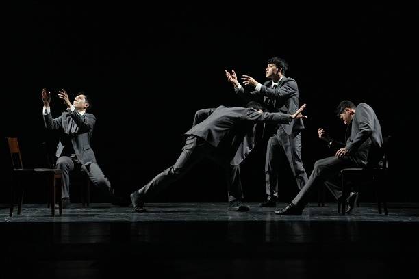 최상철현대무용단 '그들의 논쟁' 공연장면(제공 한국국제문화교류진흥원)