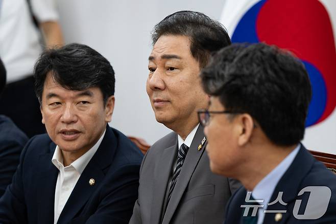 김병기 더불어민주당 당대표 직무대행 겸 원내대표를 비롯한 지도부가 8일 서울 여의도 국회에서 열린 원내대책회의에 앞서 대화하고 있다. 왼쪽부터 문진석 원내운영수석부대표, 김 대표, 진성준 정책위의장. 2025.7.8/뉴스1 ⓒ News1 유승관 기자