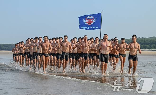 육군 특수전사령부 예하 귀성부대는 지난 7일부터 충남 태안 안면도 일대에서 폭염을 극복하며 해상침투훈련을 실시했다고 11일 밝혔다. 귀성부대 특전대원들이 본격적인 해상침투훈련에 앞서 체력단련을 하고 있다. (육군 제공. 재판매 및 DB 금지) 2025.7.11/뉴스1