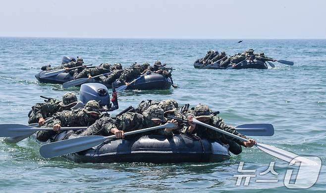 육군 특수전사령부 예하 귀성부대는 지난 7일부터 충남 태안 안면도 일대에서 폭염을 극복하며 해상침투훈련을 실시했다고 11일 밝혔다. 귀성부대 특전대원들이 고무보트를 활용한 해상은밀침투 훈련을 실시하고 있다. (육군 제공. 재판매 및 DB 금지) 2025.7.11/뉴스1