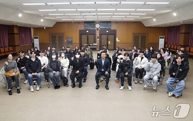 이학수 전북 정읍시장이 관내 청년들과 기념 촬영을 하고 있다.(정읍시 제공. 재판매 및 DB금지)/뉴스1