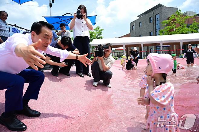 ‘딸기향 농촌테마공원’과 ‘시민가족공원’내 물놀이장이 개장했다. 왼쪽이 백성현 논산시장. (논산시 제공.재판매 및 DB금지)/뉴스1