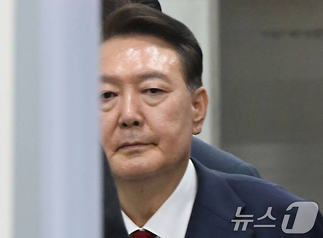 12·3 비상계엄과 관련해 특검 수사를 받는 윤석열 전 대통령이 9일 밤 서울중앙지법에서 두 번째 구속 전 피의자심문(영장실질심사)을 마친 뒤 대기장소인 서울구치소로 이동하고 있다./뉴스1 ⓒ News1 사진공동취재단
