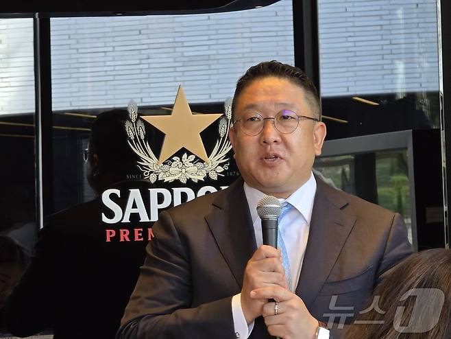 삿포로맥주를 수입하는 매일유업 산하의 엠즈베버리지는 12일 서울 성수동에 '삿포로 프리미엄 비어스탠드'를 오픈한다. 엠즈베버리지는 오픈 하루 전인 11일 미디어 세션을 진행했다. 정범식 엠즈베버리지 대표가 인사말을 하고 있다. ⓒ News1 이형진 기자