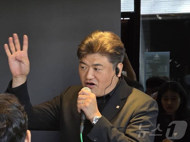 삿포로맥주를 수입하는 매일유업 산하의 엠즈베버리지는 12일 서울 성수동에 '삿포로 프리미엄 비어스탠드'를 오픈한다. 엠즈베버리지는 오픈 하루 전인 11일 미디어 세션을 진행했다. 이노우에 타이스케 삿포로 국제사업본부 아시아퍼시픽&유럽사업부 부장이 인사말을 하고 있다. ⓒ News1 이형진 기자