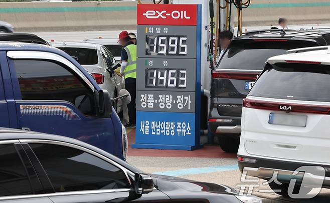 서울 서초구 경부고속도로 만남의광장 주유소에 가격이 표시돼 있다. 2025.7.6/뉴스1 ⓒ News1 이동해 기자